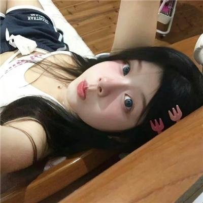 小鬼头上的女人